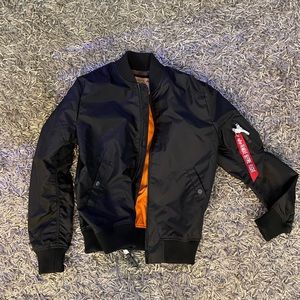 ALPHA INDUSTRIES SIZE MED. NEW